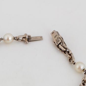 18K white gold bracelet with pearls.