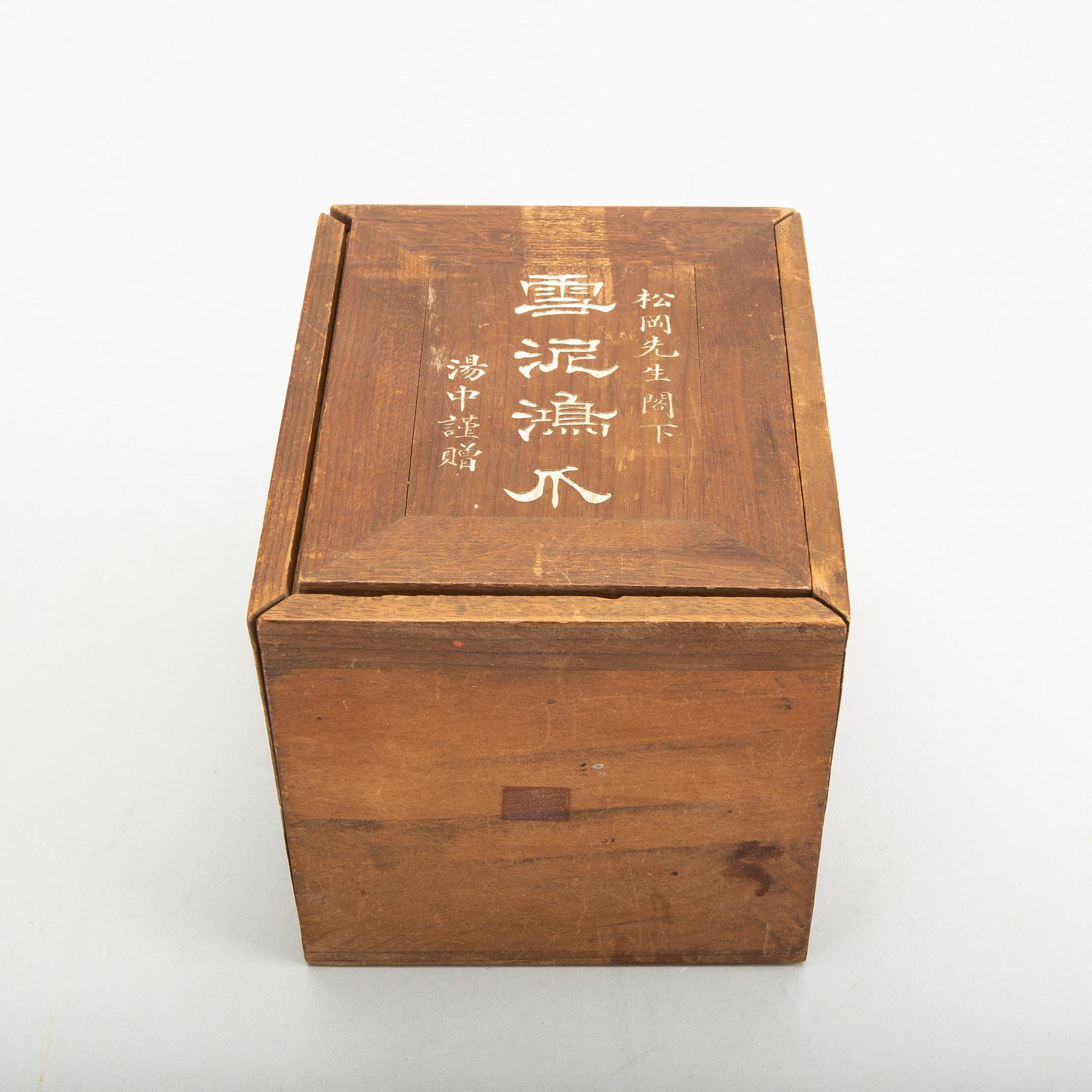 A Chinese porcelain Kangxi style 20th century box with lid.