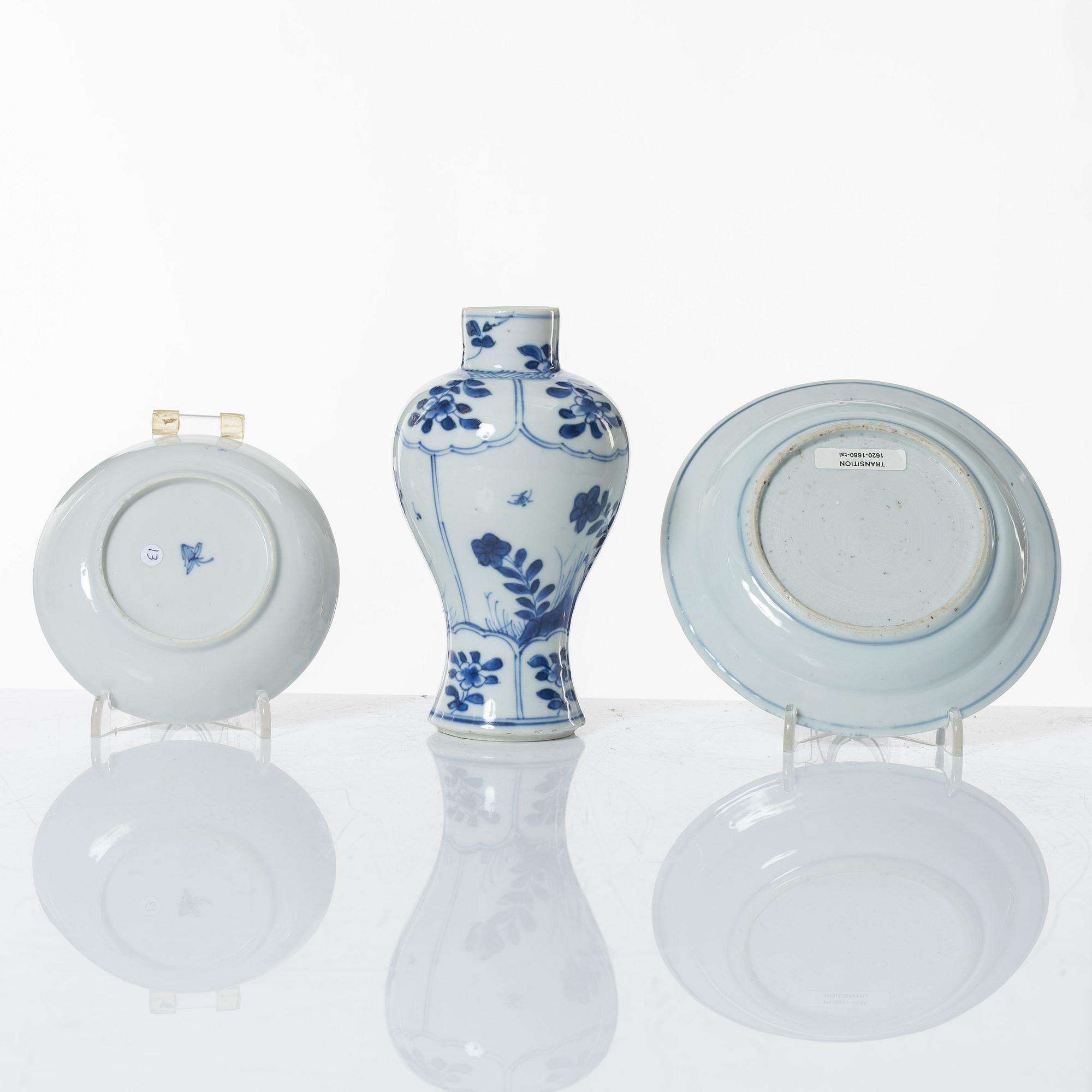 Vas och två fat, porslin, Kina, Qingdynastin, delvis Kangxi (1662-1722).