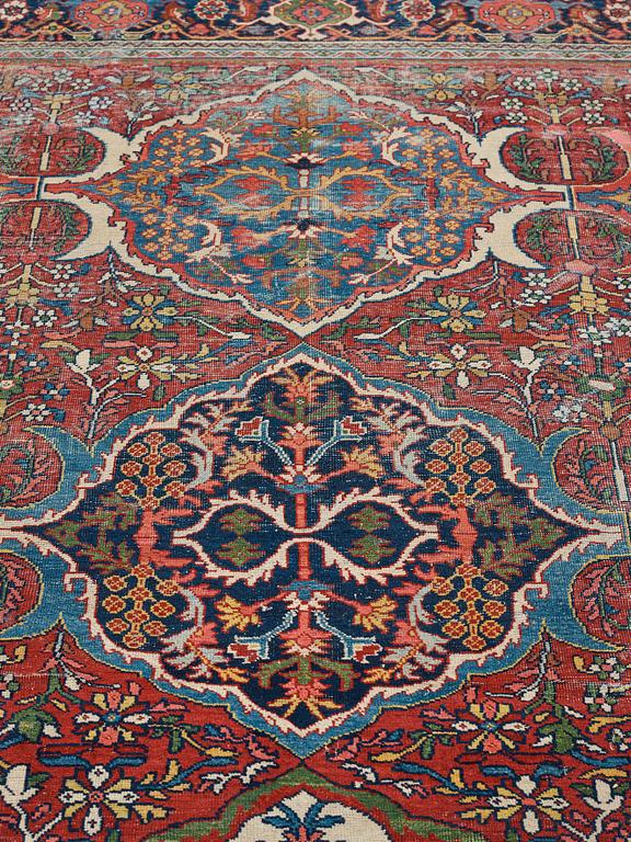 A CARPET, a semi-antique Mahal, ca 358,5-374,5 x 284,5-286 cm.