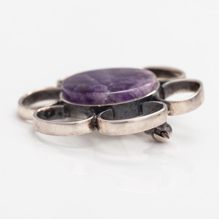 Jorma Laine, A silver and amethyst brooch. Kultateollisuus, Turku 1974.