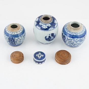 Tallrikar, 3 st, skålfat samt bojaner, 3 st, porslin, Kina, 1700-1900-tal.
