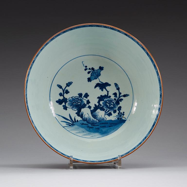 A blue and white punch bowl, Qing dynasty, Qianlong (1736-95).