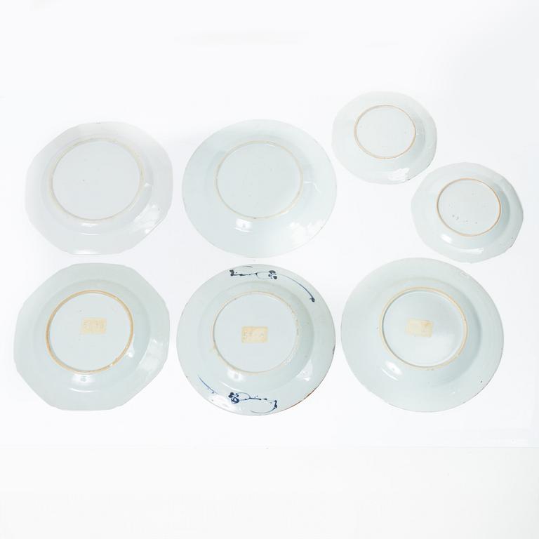 A groupd of seven Chinese blue and white porcelain plates, Qing dynasty, Qianlong (1736-95).