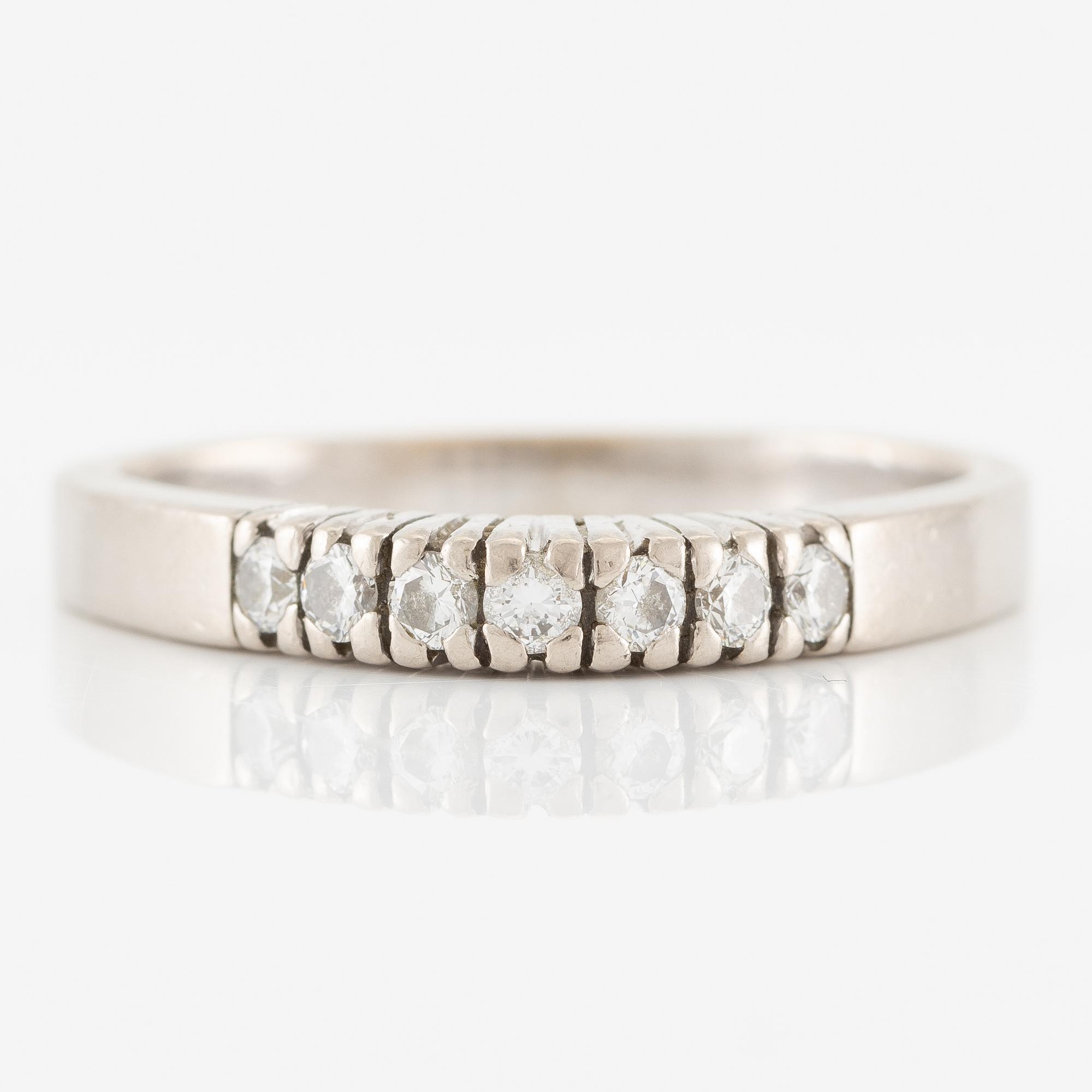 Ring 18K vitguld med runda briljantslipade diamanter.