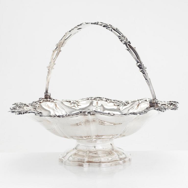 A large Victorian sterling silver breadbasket, maker's mark of Edward, Edward Jn, John and W. Barnard, London 1841.