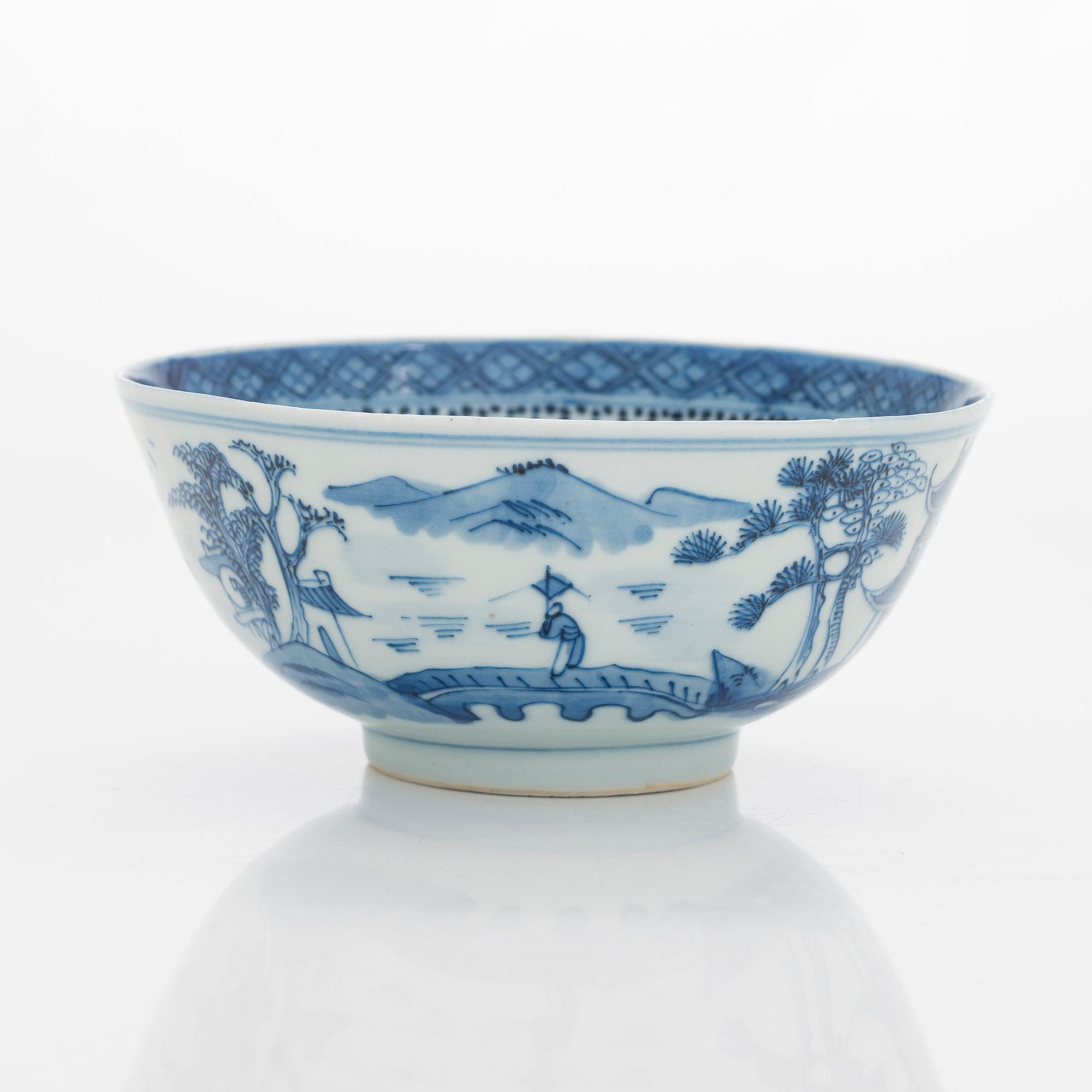 A large blue and white porcelain dish and a bowl. China, late Qing dynasty.