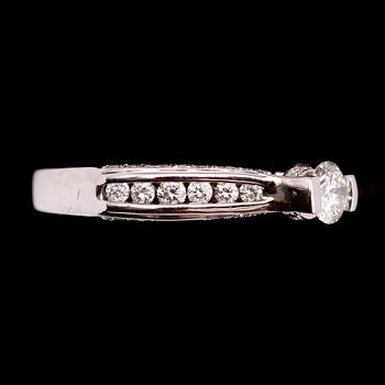 RING, 14 k vitguld, med briljantslipade diamanter tot ca 1.0 ct. Total vikt ca 4,8 gram.