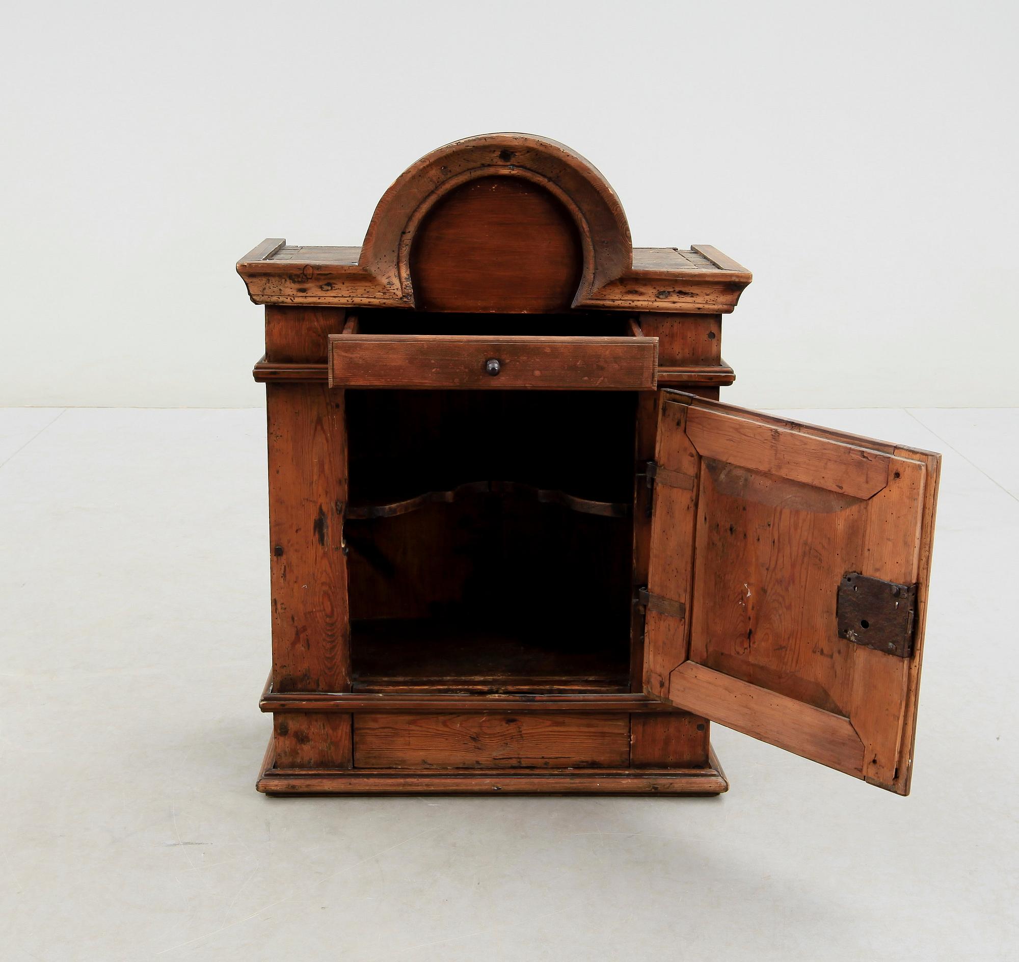 HÄNGSKÅP, senbarock, 1700-tal.