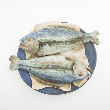 Gunnar Hansson, sculpture, two fish on a plate.