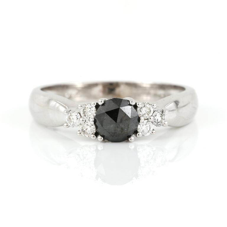 RING, 18K vitguld med svart diamant 0,49 ct och briljantslipade diamanter tot ca 0,19 ct.