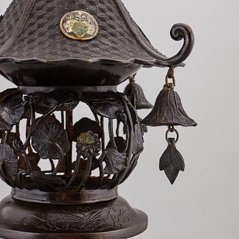 RÖKELSEKAR/PAGOD omgjord till BORDSLAMPA, brons. Japan, 1900-tal.