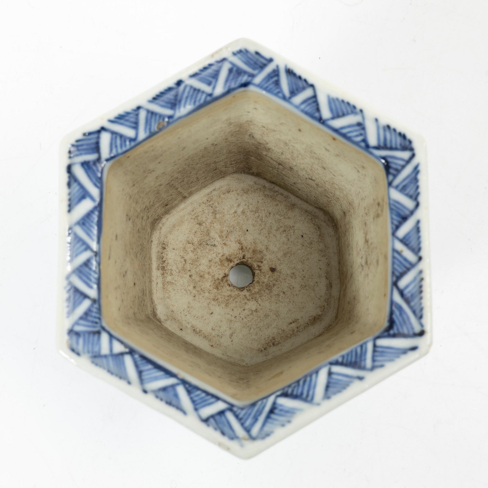 Skålar, tre stycken, samt litet blåvitt ytterfoder och lackask, porslin, Qingdynastin, 1800-tal.