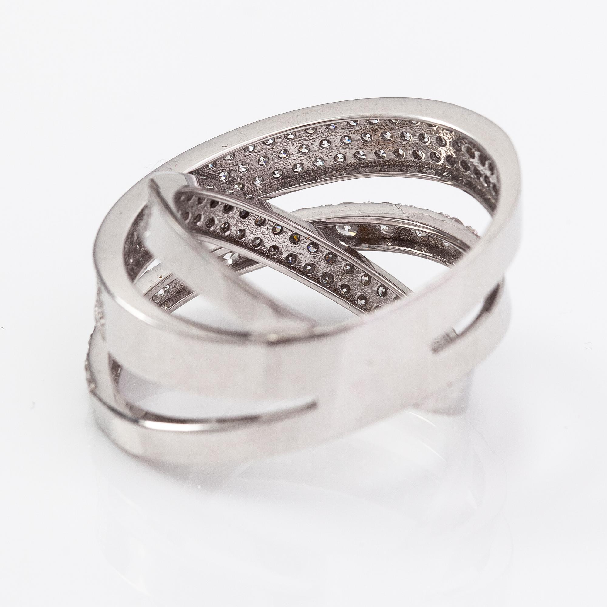 An 18K white gold ring with diamonds ca. 1.66 ct in total.