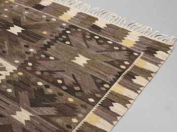 Barbro Nilsson, Matta, "Nejlikan gråsvart", gobelängteknik, ca 273,5 x 213,5-219,5 cm, signerad AB MMF BN.