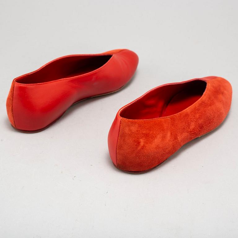 HERMÈS, a pair of suede and leather pumps, size 37½.