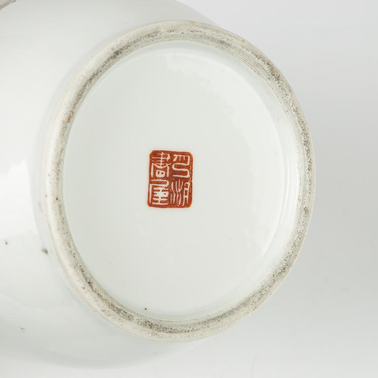 Vas, porslin, Kina, 1900-tal.