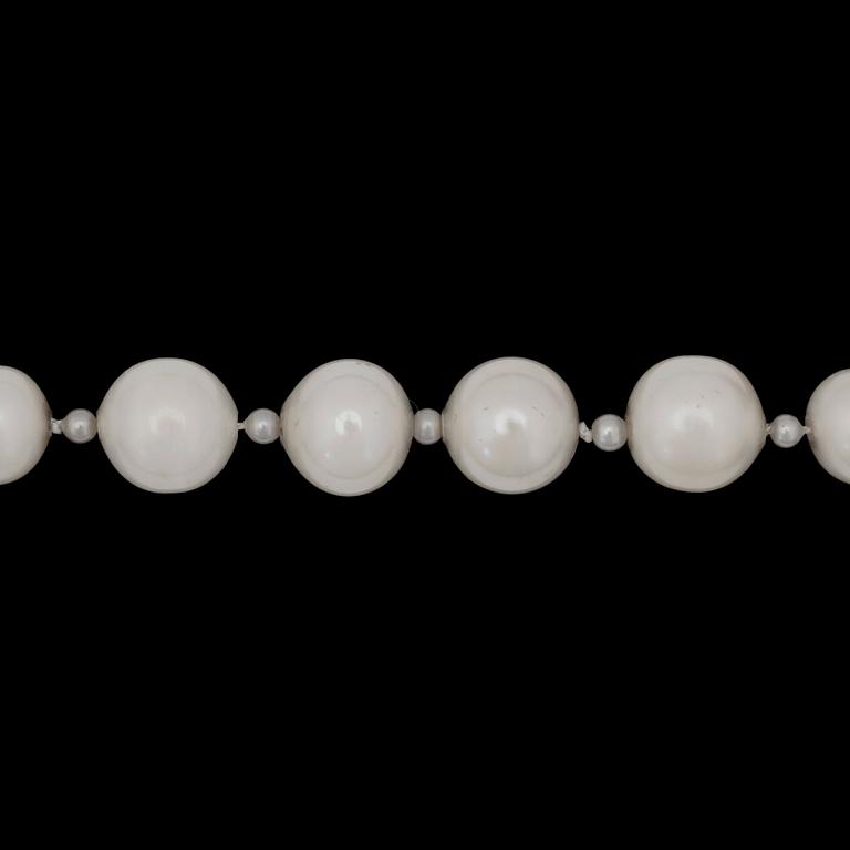 A pearl necklace by Thorndahl.