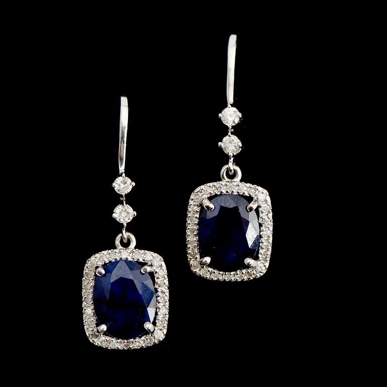 ÖRHÄNGEN, 1 par, 14 k vitguld, blå safirer tot ca 5.65 ct samt briljantslipade diamanter tot ca 0.65 ct. Vikt ca 4.60 gr.