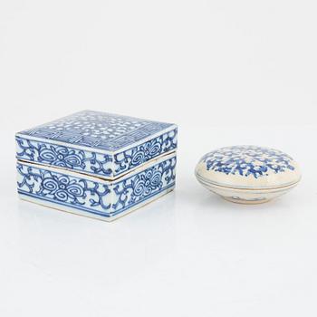 Ask med lock, två stycken, tedosa, samt vas, porslin. Kina, 1700/1900-tal.