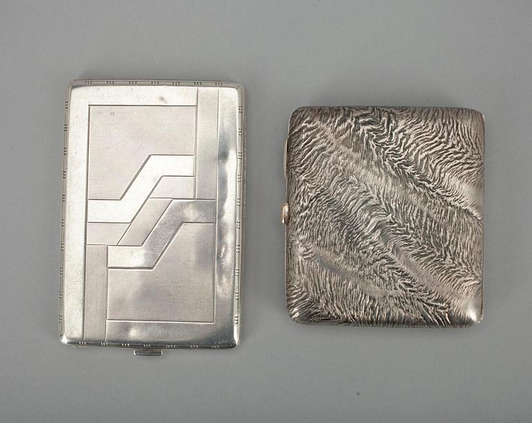 CIGARETTETUIER, 2 st, silver, svenska importstämplar samt Finska Guldsmeds AB, Åbo 1946. Tot. vikt 245 g.