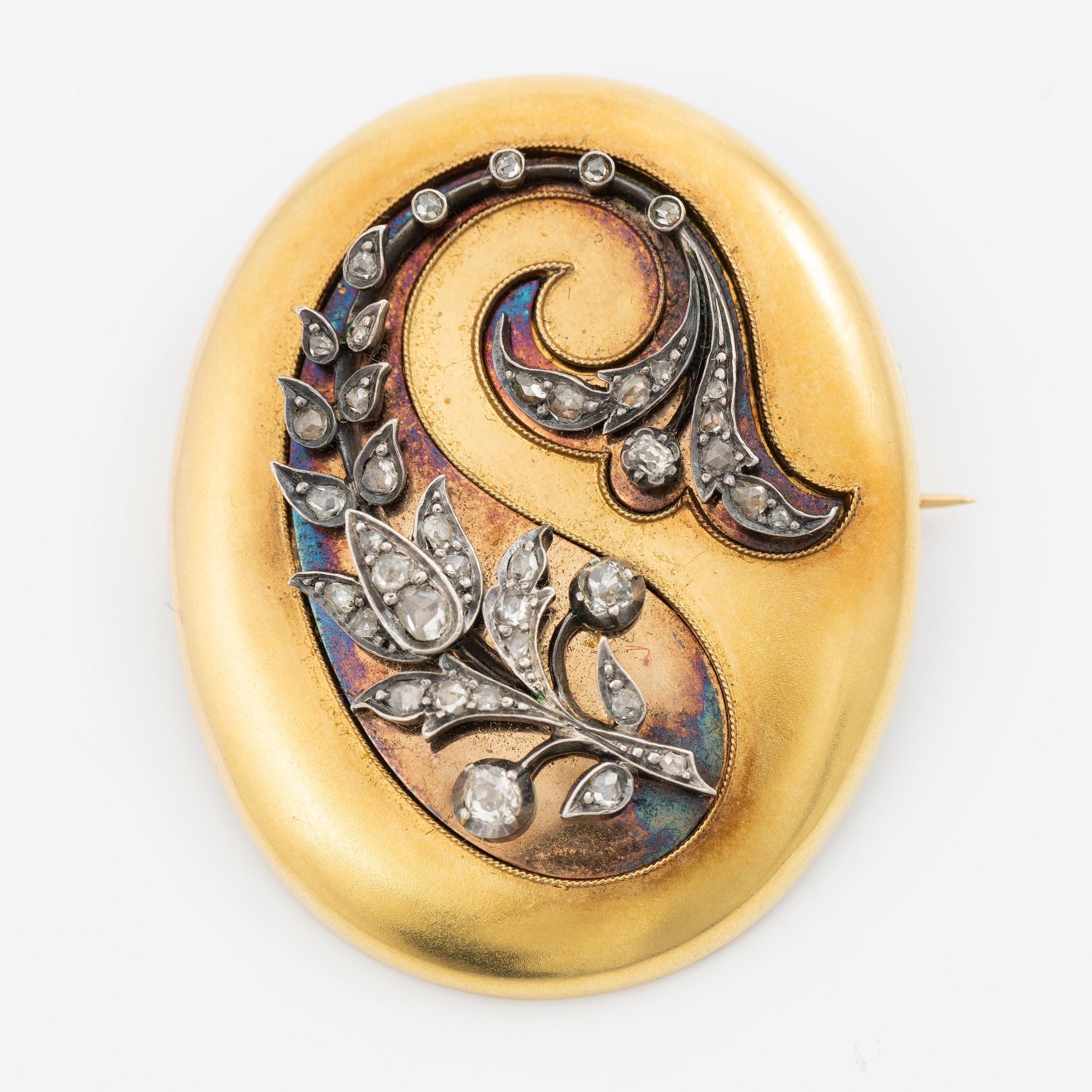 Brooch in silver and gold with rose-cut diamonds in the form of a plume, circa 1900.