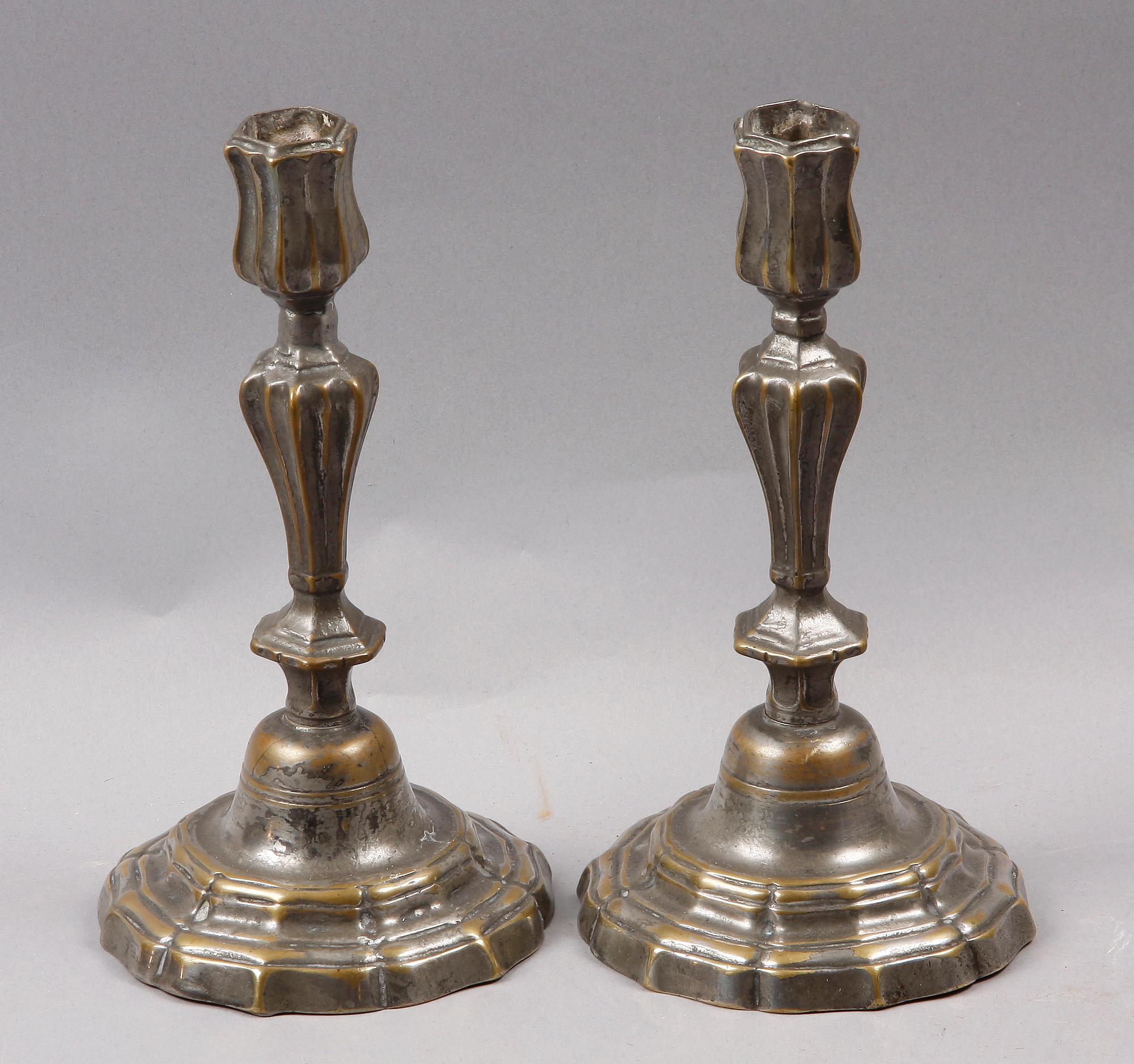 LJUSSTAKAR, ett par, förtennad mässing, barock, 1700-tal.