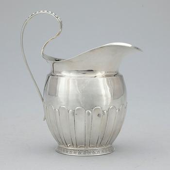 GRÄDDKANNA, silver, senempire, otydliga stämplar. Vikt ca 134g.