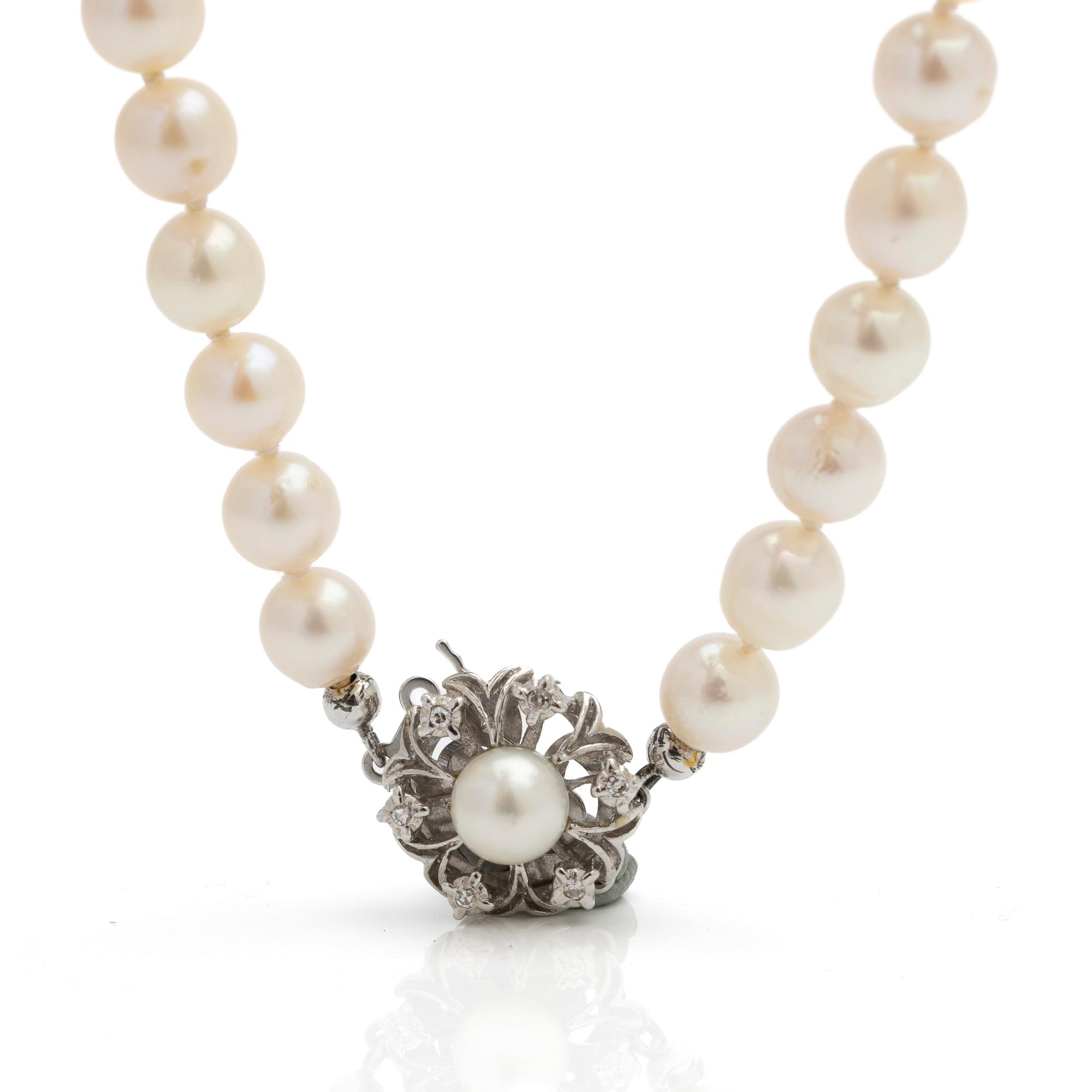 Necklace of cultured pearls, clasp of 18K white gold with diamonds.