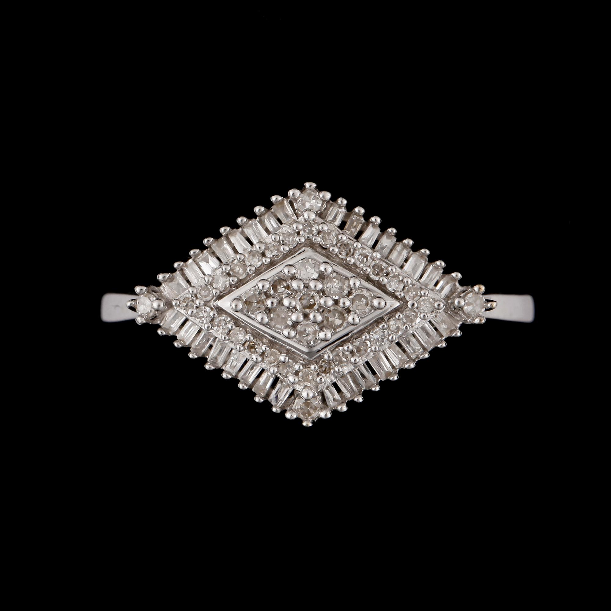 RING, 9k vitguld med åttkants- och baguettslipade diamanter tot ca0,60ct. Vikt 2,6g.