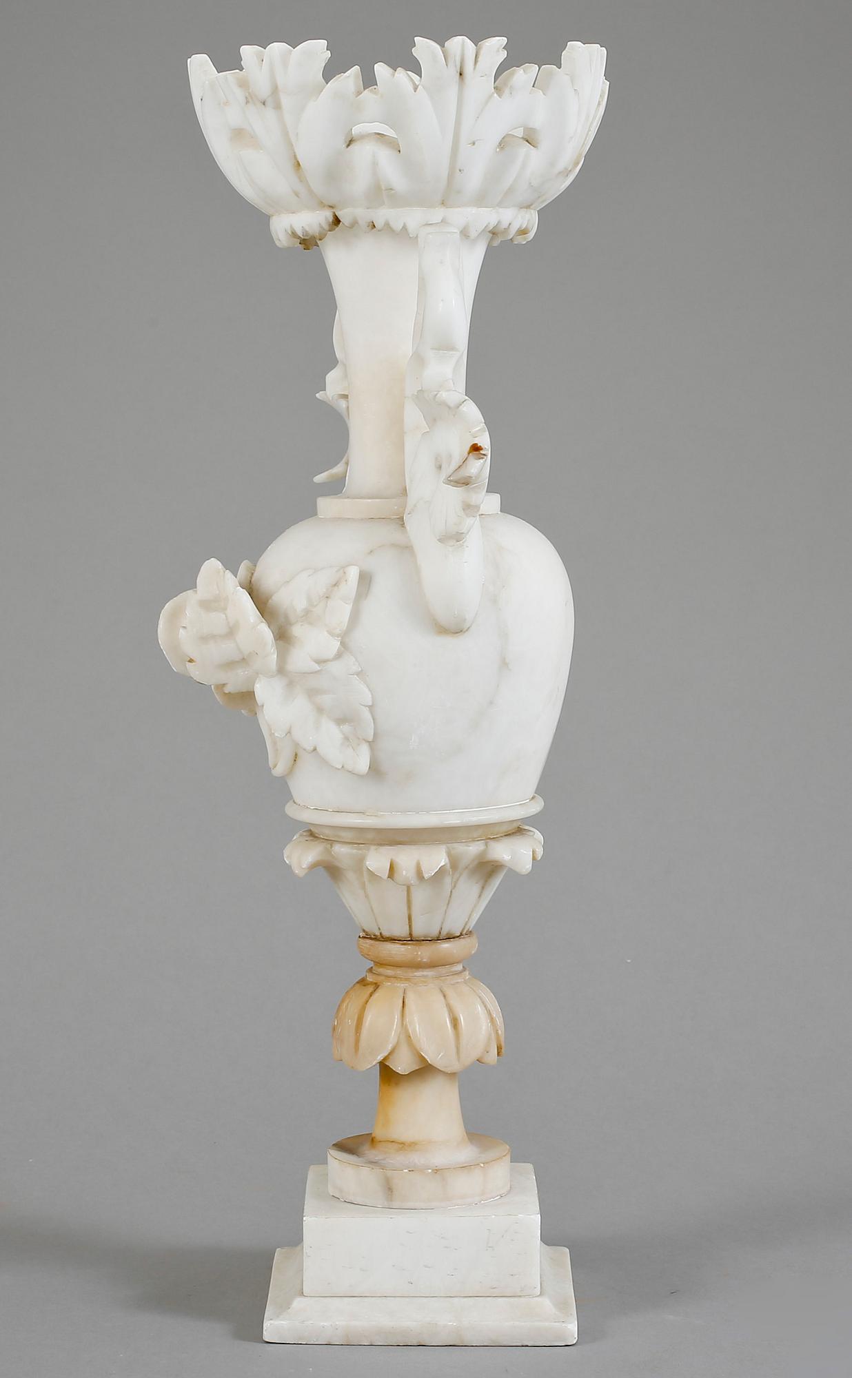 PRAKTVAS, alabaster, sent 1800-tal.