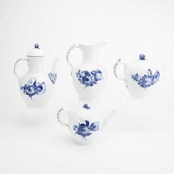 Service "Blå blomst" 74 dl Royal Copenhagen Denmark 1900s porcelain.