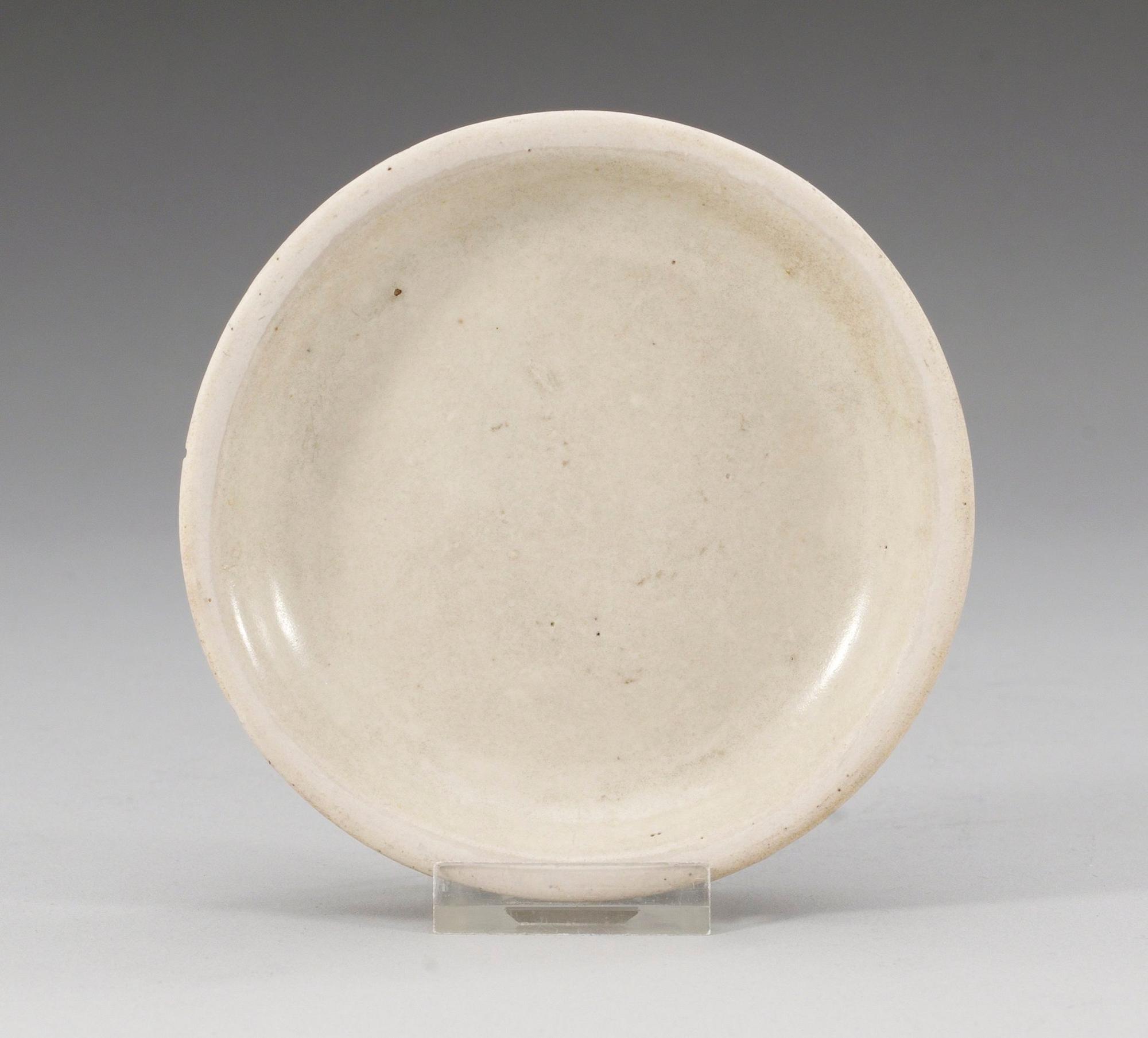 TRIPOD, vitglaserad keramik. Tang dynastin.