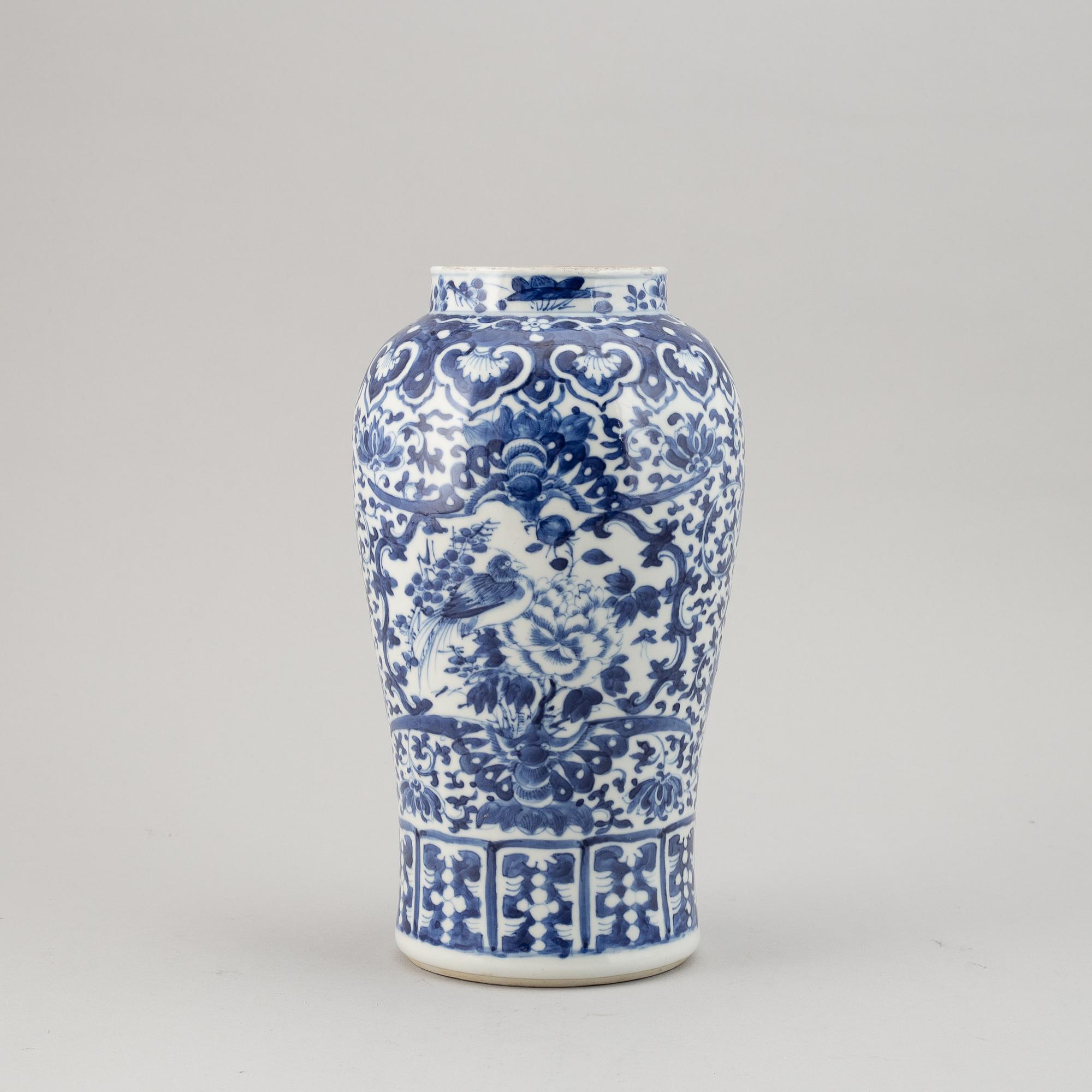 A blue and white vase, Qing dynasty, late 19th century.
