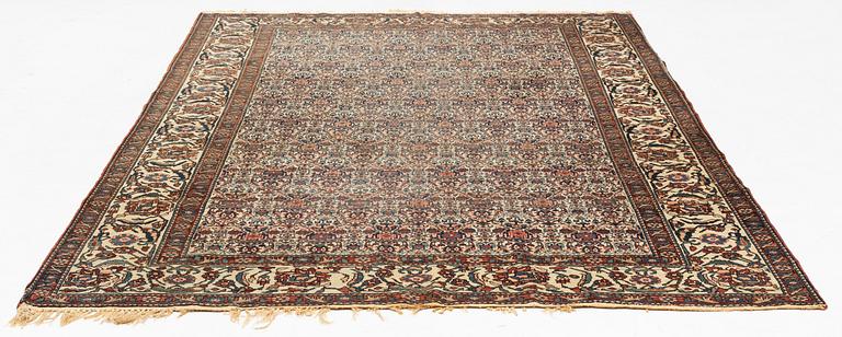 A Heris carpet, 305 x 205 cm.