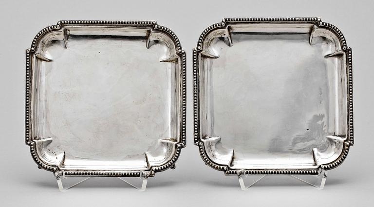 KUNGLIGA SALVERS, ett par, silver, Egypten 1900-talets första hälft. Totalvikt ca 423 gram.