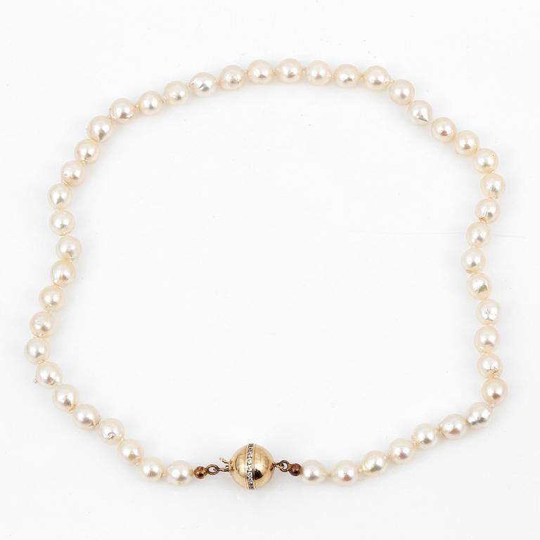 COLLIER, med odlade pärlor och klotformat lås i 18K guld med vita pastestenar.