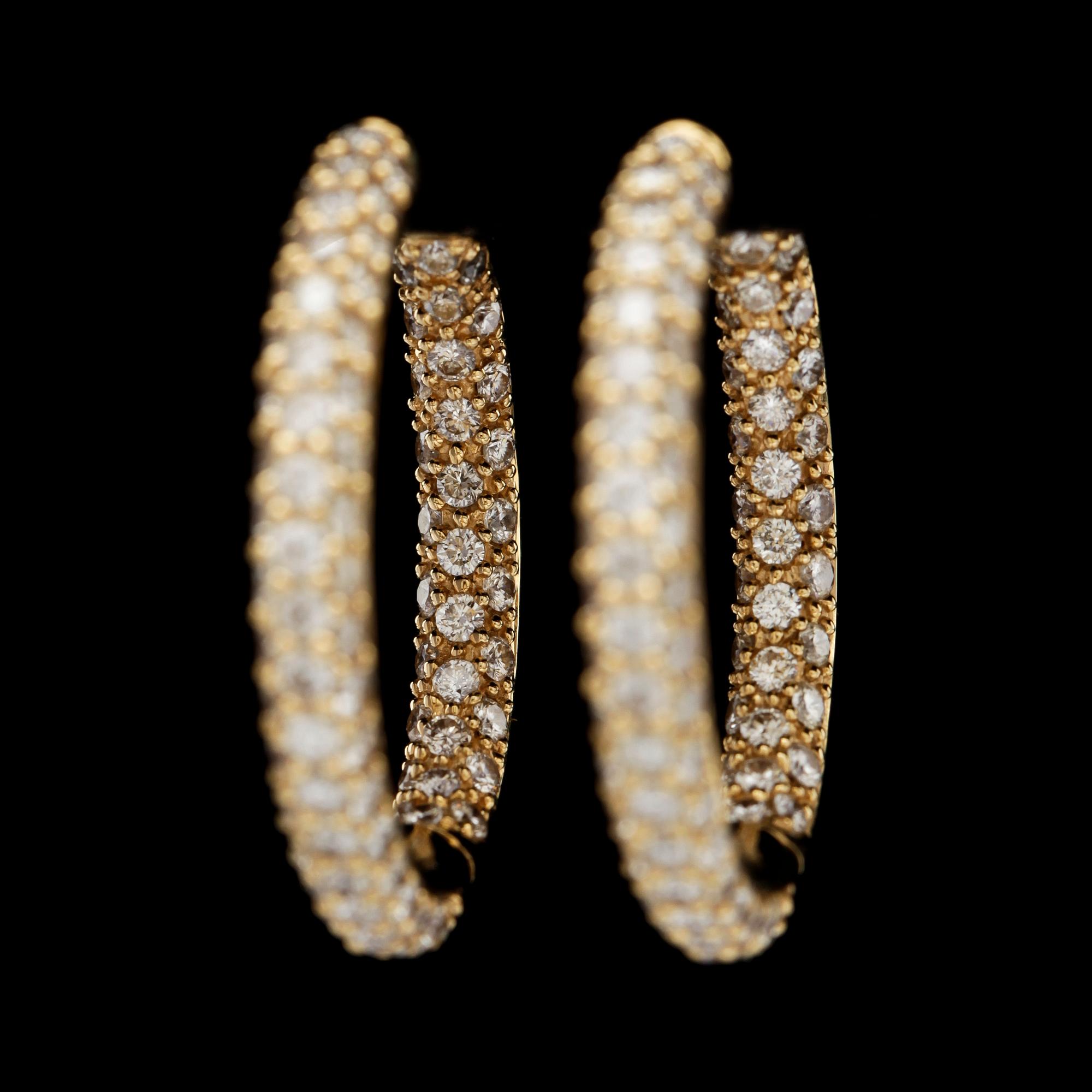 ÖRHÄNGEN, 176 briljantslipade diamanter, tot. 3.29 ct.