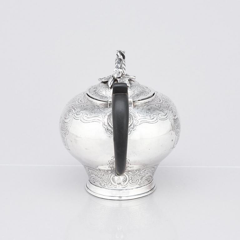 An English early 19th century teapot, silver, marks of Henry Nutting, London 1805.