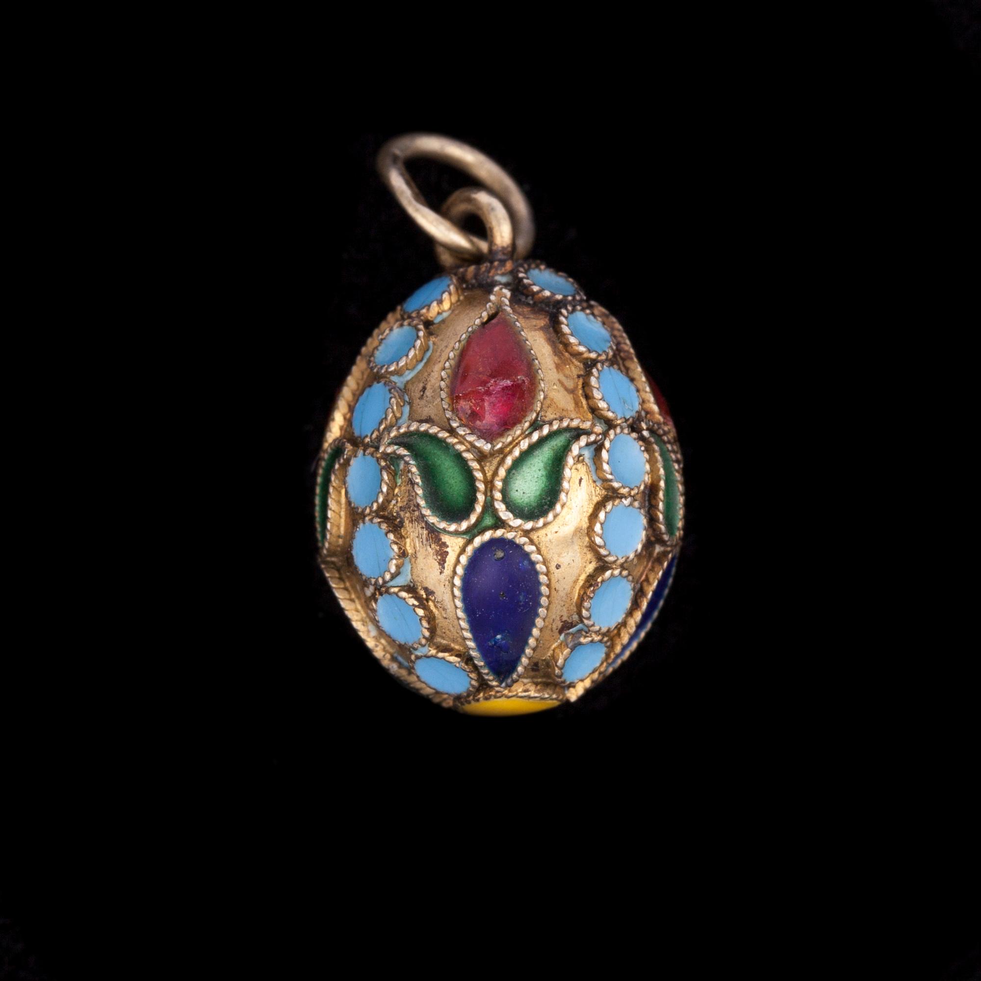 HÄNGE, förgyllt silver, cloisonné emalj. Ryssland, sekelskiftet 1800/1900-tal. Vikt 2,2 g.