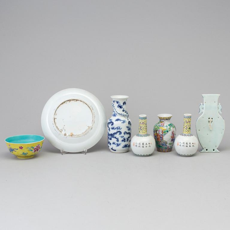 Four chinese porcelain vases, wall vase, bowl and dish, late 19th/20th century.