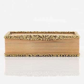 An european 14 carat gold box 'deux couleur', unmarked, probably Central Europe 19th century.