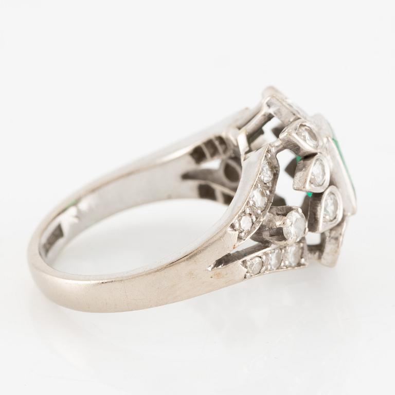 Ring 18K vitguld med smaragd och briljantslipade diamanter.