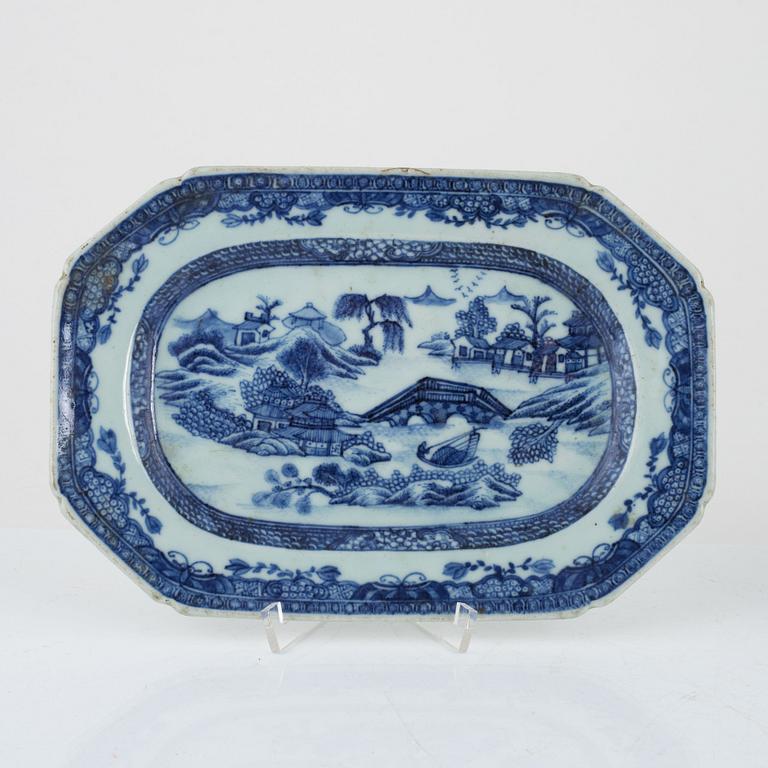 Stekfat, 2 st och såssnipa, kompaniporslin. Qingdynastin, Qianlong (1736-95).