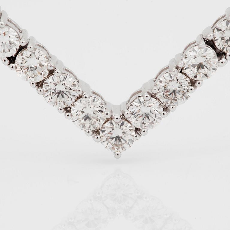 A brilliant-cut diamond necklace, 13.76 cts in total.