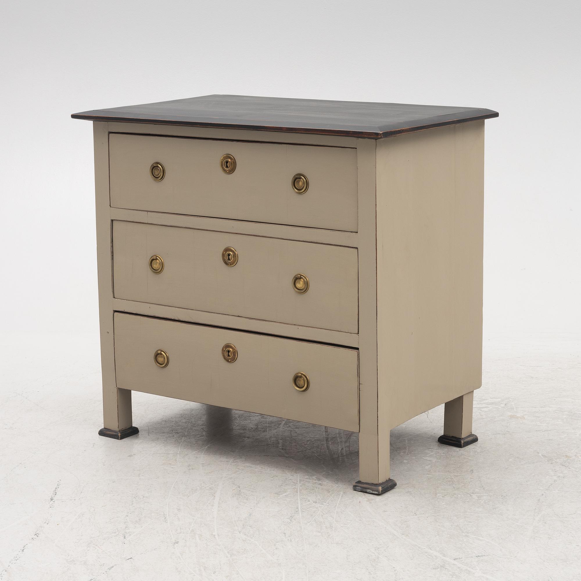A chest of drawers, late 19th century.