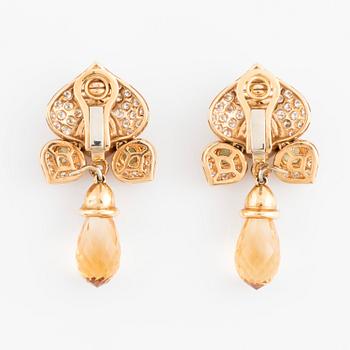 A pair of 18K gold earrings with briolette- and faceted-cut citrine and peridot.