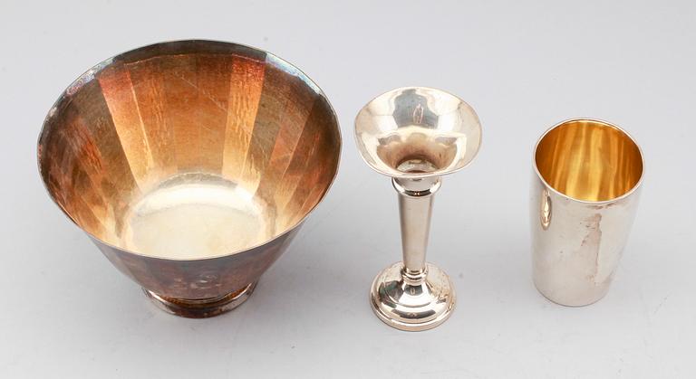 SKÅL, BÄGARE SAMT VAS, silver, 1900-tal. Vikt ca 305 gram.