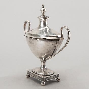 SOCKERSKÅL på FOT, silver, 1796, troligen Anders Risén, Göteborg. Vikt 600 gram.