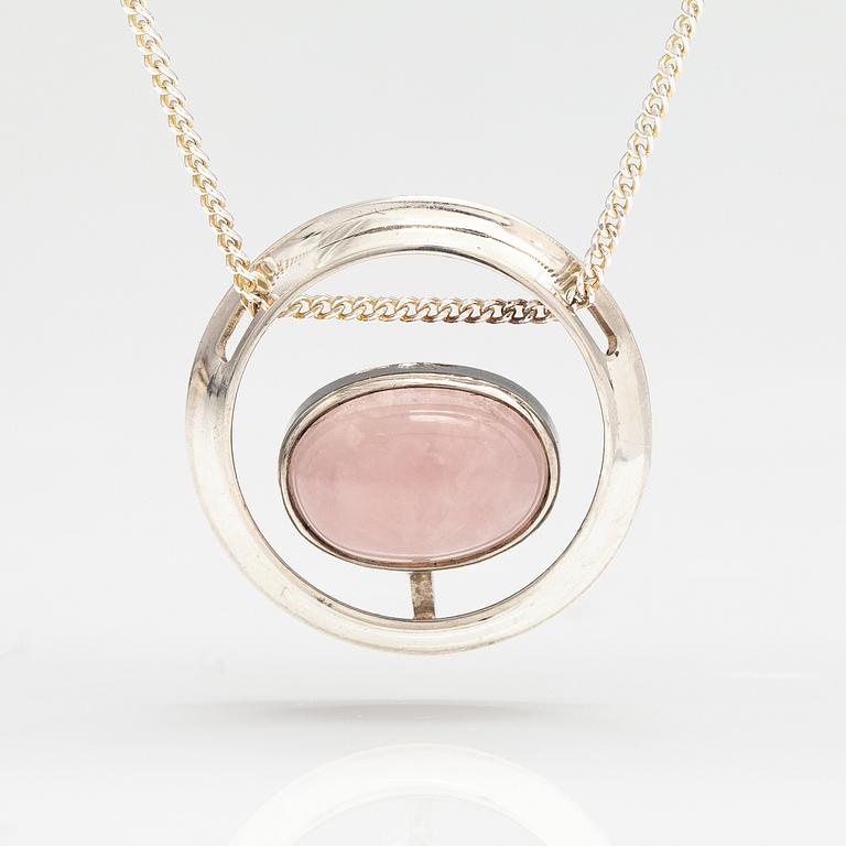 A silver necklace with a rose quartz. Martti Viikinniemi, Heinola 1960's.